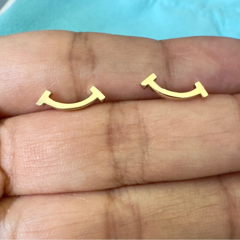 Authentic Tiffany & Co 18k Yellow Gold Smile T Earrings W Original Box - Picture 2 of 8